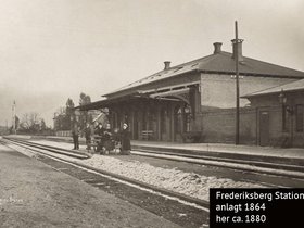 Frederiksberg Station (anlagt 1864) set mod København ca.1880.jpg